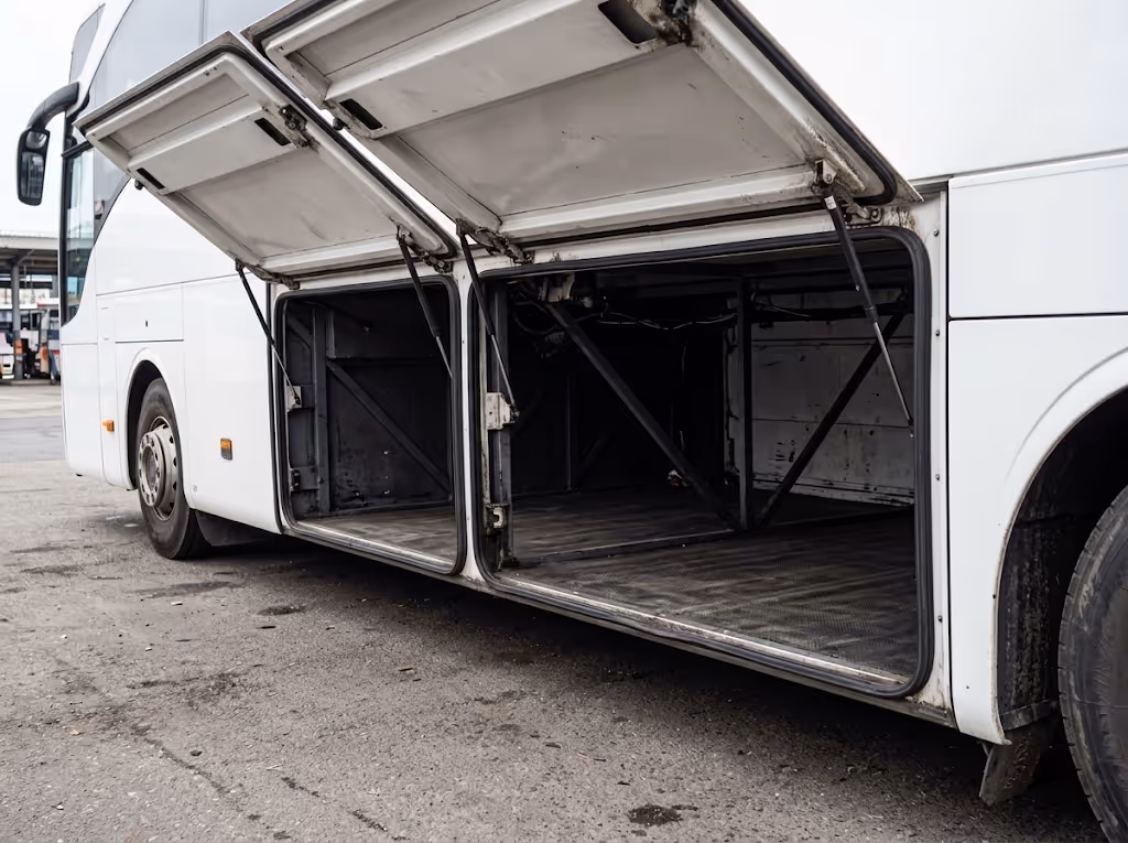 Soutes à bagages et compartiments techniques de l'autocar Iveco Crossway