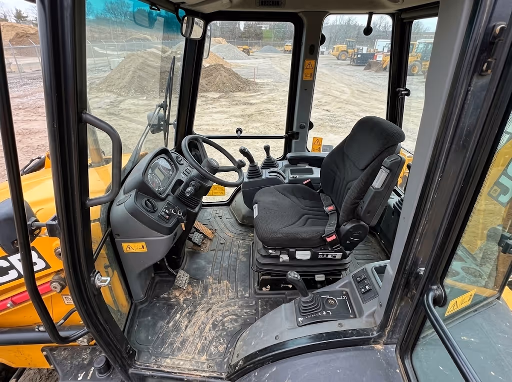 Poste de conduite et commandes en cabine du tractopelle JCB 3CX